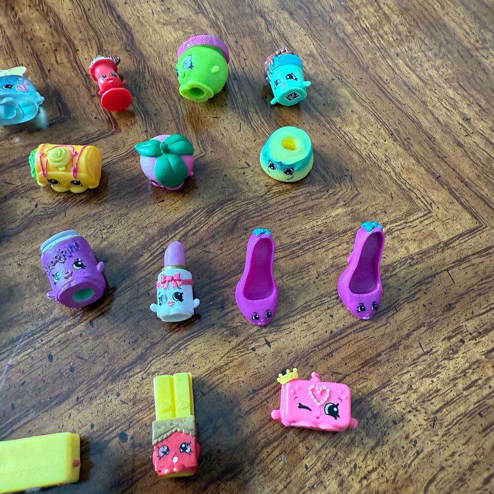 Shopkins lot of 31 assorted figures. Preowned.
